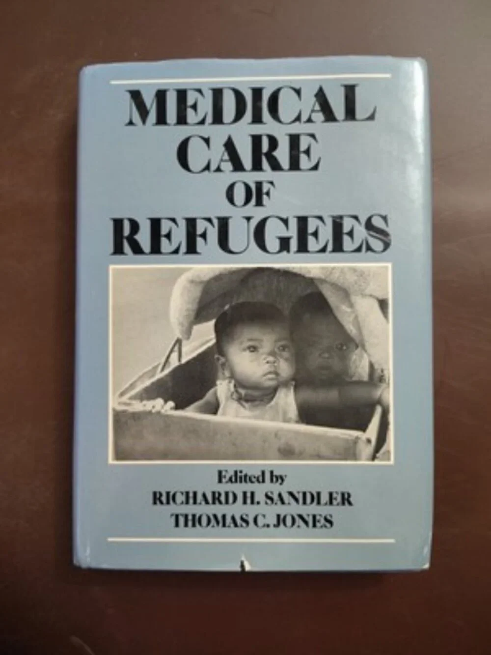 RICHARD H. SANDLER, MEDICAL CARE OF REFUGEES. HARDCOVER WJACKET. 019504181x